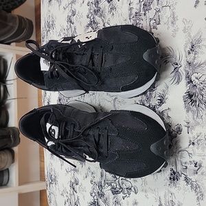 New balance tennis shoes